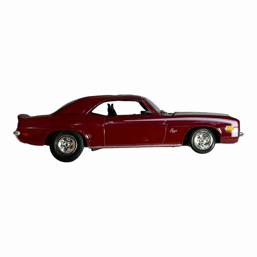 1969 Chevy V-8 Camaro SS 350 Collectible‎ 1/64 Scale Diecast Diorama Model